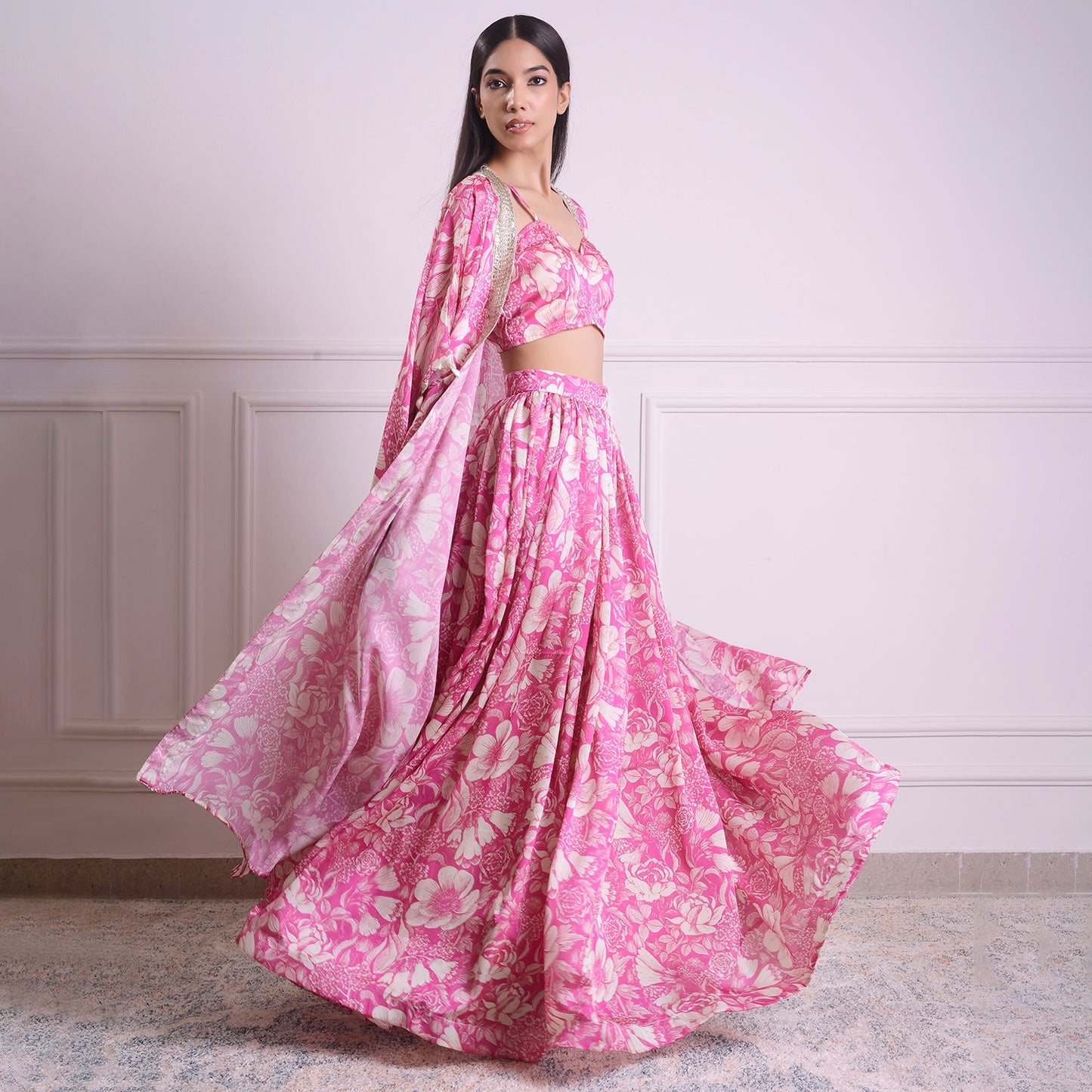 HOK ENSEMBLE Goergette satin skirt with long cape and blouse